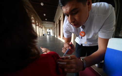 En la entrada principal del Palacio de Gobierno en la ciudad de Xalapa continúa  la aplicación de vacunas contra la influenza, COVID y neumococo. Como parte de la jornada de salud, los enfermeros dijeron que estarán ahí  hasta el día de mañana.