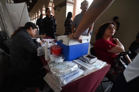 En la entrada principal del Palacio de Gobierno en la ciudad de Xalapa continúa  la aplicación de vacunas contra la influenza, COVID y neumococo. Como parte de la jornada de salud, los enfermeros dijeron que estarán ahí  hasta el día de mañana.