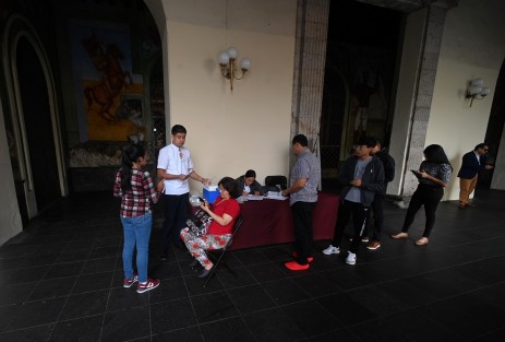 En la entrada principal del Palacio de Gobierno en la ciudad de Xalapa continúa  la aplicación de vacunas contra la influenza, COVID y neumococo. Como parte de la jornada de salud, los enfermeros dijeron que estarán ahí  hasta el día de mañana.