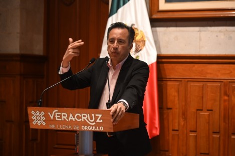 El Gobernador Cuitláhuac García dijo que ya se implementó un programa piloto en Xalapa y municipios conurbados para el pago de infracciones de tránsito con tarjeta, con lo que se reduciría la intervención de grúas en la retirada de vehículos, según lo estipula el nuevo Reglamento de la Ley de Tránsito del Estado.