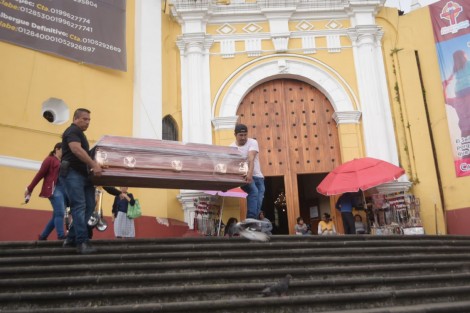Amigos y familiares de Jorge Hernández, una de las víctimas halladas en las fosas de El Castillo fue llevado para una misa  de cuerpo presente  a la Catedral de Xalapa.