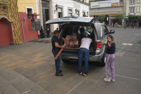 A los deudos se les complicó el acceso a la catedral ya que a esa hora se manifestaban los pensionados de Ajupiv, quienes no les facilitaron el acceso.