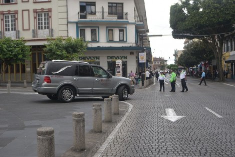 A los deudos se les complicó el acceso a la catedral ya que a esa hora se manifestaban los pensionados de Ajupiv, quienes no les facilitaron el acceso.