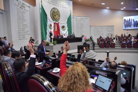 Con 38 votos a favor, el Pleno de la LXVI Legislatura aprobó el dictamen con el que se modifica el nombre de la Comisión Permanente de Derechos de la Niñez y la Familia por el de Derechos de la Niñez, la Adolescencia y la Familia, con la finalidad que esta instancia amplíe sus competencias en beneficio de estos sectores de la población.