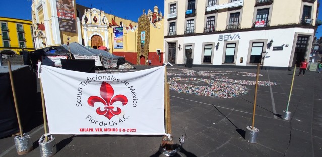 Pese al plantón que se mantiene en la Plaza Lerdo de Xalapa, las actividades que ahí se suelen realizar han continuado en lo posible. 