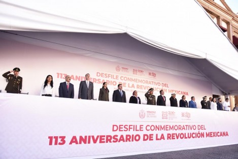 El presidente municipal Ricardo Ahued Bardahuil asistió al desfile cívico militar conmemorativo del 113 aniversario del inicio de la Revolución Mexicana, evento encabezado por el gobernador Cuitláhuac García Jiménez, integrantes de su gabinete y autoridades militares. 