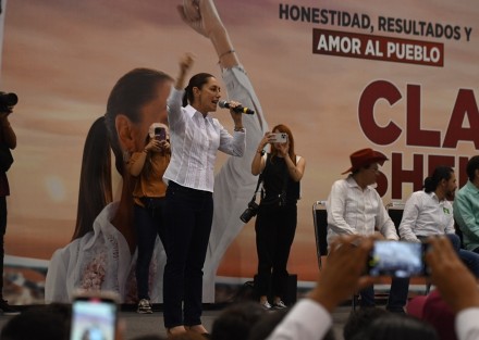 La precandidata única de Morena a la Presidencia, Claudia Sheinbaum, acompañada de Rocío Nahle, coordinadora de Comités de la Defensa de la 4T en Veracruz, arrancó gira de precampaña en Boca del Río, en el World Trade Center.