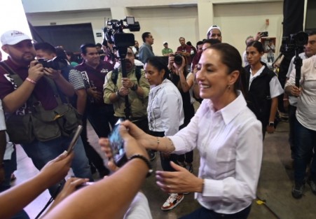 La precandidata única de Morena a la Presidencia, Claudia Sheinbaum, acompañada de Rocío Nahle, coordinadora de Comités de la Defensa de la 4T en Veracruz, arrancó gira de precampaña en Boca del Río, en el World Trade Center.