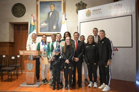 n el contexto del 113º Aniversario del inicio de la Revolución Mexicana, las atletas Susana Gabriela Hernández Barradas y María Bárbara Wetzel Aguilar, así como los entrenadores José Luis Artilles de León y Mariela Ferrer Sánchez, fueron distinguidos con el Premio Estatal al Deporte.