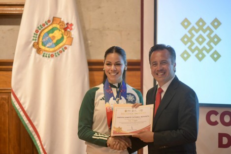n el contexto del 113º Aniversario del inicio de la Revolución Mexicana, las atletas Susana Gabriela Hernández Barradas y María Bárbara Wetzel Aguilar, así como los entrenadores José Luis Artilles de León y Mariela Ferrer Sánchez, fueron distinguidos con el Premio Estatal al Deporte. 