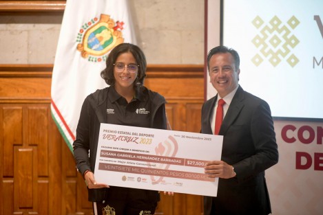 n el contexto del 113º Aniversario del inicio de la Revolución Mexicana, las atletas Susana Gabriela Hernández Barradas y María Bárbara Wetzel Aguilar, así como los entrenadores José Luis Artilles de León y Mariela Ferrer Sánchez, fueron distinguidos con el Premio Estatal al Deporte. 