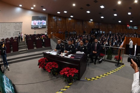Con la presencia de sólo algunos legisladores, pero con mucho de su personal, Cuauhtémoc Zúñiga Bonilla, titular de la Secretaría de Seguridad Pública, compareció ante el Congreso, para la Glosa del V Informe de Gobierno.