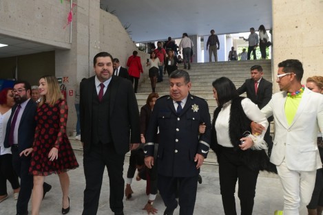 Muestra de lo difícil que es mantener a todos seguros, es que hasta junto del titular de la SSP se dan los incidentes, como la caída del diputado local Magdaleno Rosales al acompañarlo en su entrado al recinto. También uno hay que cuidar dónde pisa. 