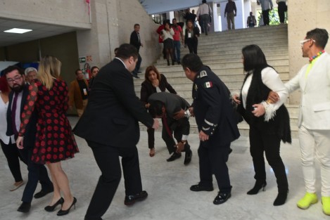 Muestra de lo difícil que es mantener a todos seguros, es que hasta junto del titular de la SSP se dan los incidentes, como la caída del diputado local Magdaleno Rosales al acompañarlo en su entrado al recinto. También uno hay que cuidar dónde pisa. 