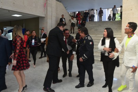 Muestra de lo difícil que es mantener a todos seguros, es que hasta junto del titular de la SSP se dan los incidentes, como la caída del diputado local Magdaleno Rosales al acompañarlo en su entrado al recinto. También uno hay que cuidar dónde pisa. 