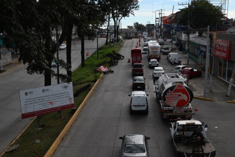 En opinión de algunas personas, la poca planeación por parte de algunas constructoras, aunado al nulo apoyo vial por parte de la Secretaría de Seguridad Pública (SSP) en los alrededores donde se realizan los puentes viales y repavimentación de algunas calles, tienen vueltos locos a muchos xalapeños.