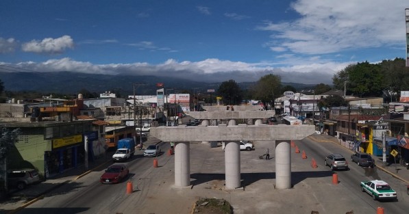 La gran cantidad de obras en calles de Xalapa aunado a la falta de vías alternas y personal capacitado para orientar a automovilistas, está ocasionando que los xalapeños tengan que emplear horas en sus traslados. Con el fin de año  se espera algunas por fin sean concluidas. 
