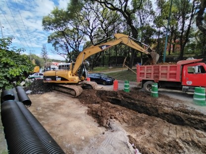 La gran cantidad de obras en calles de Xalapa aunado a la falta de vías alternas y personal capacitado para orientar a automovilistas, está ocasionando que los xalapeños tengan que emplear horas en sus traslados. Con el fin de año  se espera algunas por fin sean concluidas. 