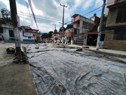 La gran cantidad de obras en calles de Xalapa aunado a la falta de vías alternas y personal capacitado para orientar a automovilistas, está ocasionando que los xalapeños tengan que emplear horas en sus traslados. Con el fin de año  se espera algunas por fin sean concluidas. 