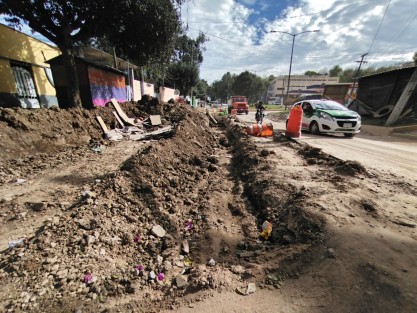 La gran cantidad de obras en calles de Xalapa aunado a la falta de vías alternas y personal capacitado para orientar a automovilistas, está ocasionando que los xalapeños tengan que emplear horas en sus traslados. Con el fin de año  se espera algunas por fin sean concluidas. 