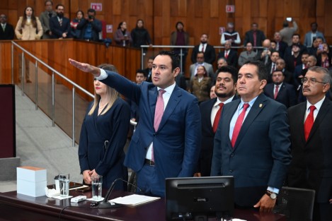 El titular de la Secretaría de Finanzas y Planeación, José Luis Lima Franco, compareció ante diputados con motivo de la Glosa del V Informe de Gobierno, destacando el rescate financiero de la entidad y el récord de obras que se ha logrado. 
