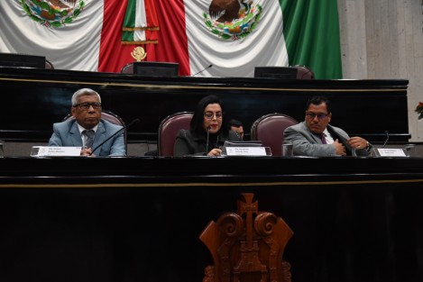 El titular de la Secretaría de Finanzas y Planeación, José Luis Lima Franco, compareció ante diputados con motivo de la Glosa del V Informe de Gobierno, destacando el rescate financiero de la entidad y el récord de obras que se ha logrado. 