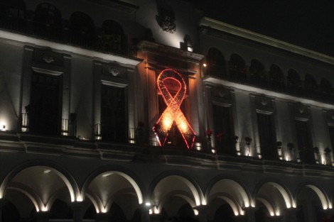 Como parte de la campaña de 16 Días de Activismo en el marco del Día Internacional de la Eliminación de la Violencia contra la Mujer, el Palacio Municipal de Xalapa fue iluminado con un lazo naranja. 