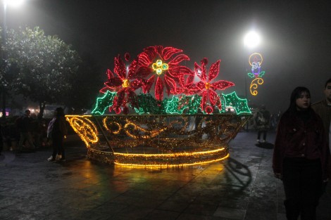 Xalapeños ya disfrutan de la iluminación navideña en el parque Juárez. En la Plaza Lerdo ¿qué pasará? 