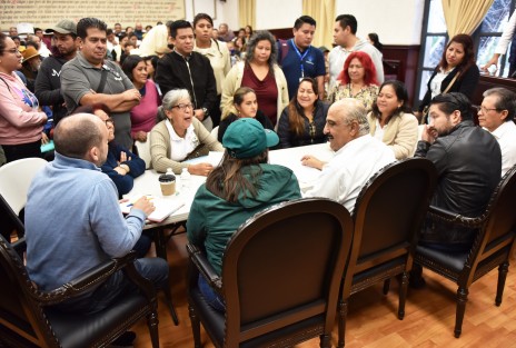 Obras hidráulicas, de pavimentación y rehabilitación de vialidades, fueron las principales peticiones que presentaron vecinas y vecinos de diversas colonias ante el presidente municipal Ricardo Ahued Bardahuil, en jornada de Audiencias Ciudadanas celebrada este lunes.
