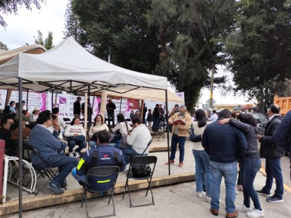Miembros de las organizaciones sindicales SIRMA, GNTE, SATEBAEV y ASTEV, tomaron este lunes las oficinas centrales de la SEV,  inconformes por la falta de pago de los seguros institucionales, asignaciones de plazas, entre otros.

