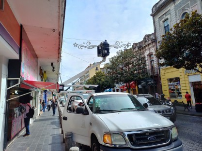 Instalación de iluminación navideña en calles del centro de Xalapa. 