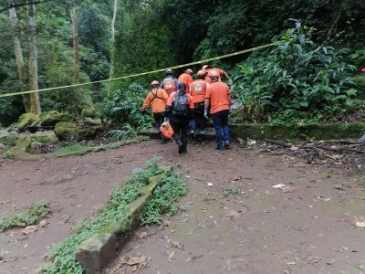 Personal de Servicios Periciales y de Escuadrón Nacional de Rescate (ENR) participaron en  las maniobras para recuperar el cuerpo sin vida de un hombre localizado flotando sobre las aguas del río Sedeño, cerca de la colonia 21 de marzo en Xalapa. 