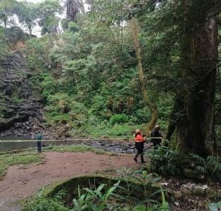 Personal de Servicios Periciales y de Escuadrón Nacional de Rescate (ENR) participaron en  las maniobras para recuperar el cuerpo sin vida de un hombre localizado flotando sobre las aguas del río Sedeño, cerca de la colonia 21 de marzo en Xalapa. 
