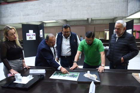 El presidente de la Junta de Coordinación Política de la LXVI Legislatura, diputado Juan Javier Gómez Cazarín, realizó un recorrido por una de las áreas de exposiciones del Palacio Legislativo para conocer las maquetas de los proyectos de memorial dedicado a las y los héroes veracruzanos de la salud, elaborados por docentes y estudiantes de ocho instituciones de educación superior del estado de Veracruz.