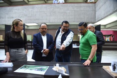 Acompañaron al legislador Gómez Cazarín, la diputada Nora Jéssica Lagunes Jáuregui, los diputados Enrique Cambranis Torres y Juan Enrique Santos Mendoza, así como el secretario general del Congreso local, Domingo Bahena Corbalá. De acuerdo con el procedimiento, este 30 de noviembre el Comité Evaluador dará a conocer el proyecto ganador. 