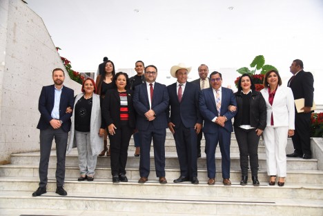 Ante los integrantes de la Comisión Permanente de Comunicaciones, el titular de la Secretaría de Infraestructura y Obras Públicas (SIOP), Elio Hernández Gutiérrez, presentó las obras y acciones más importantes realizadas por este gobierno durante el reciente año en territorio veracruzano.
