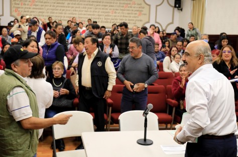 Con el fin de dar seguimiento al proceso de regularización del predio El Moral y dotar de servicios básicos y obras de urbanización a las y los vecinos que residen en esta zona de la ciudad, el presidente municipal Ricardo Ahued Bardahuil atendió en audiencia ciudadana a habitantes de este sector del municipio.