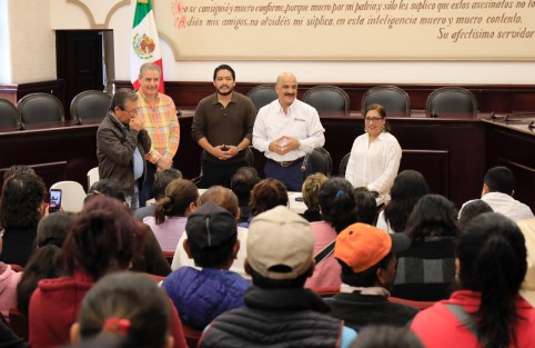 Acompañado por los regidores Antonio Ballesteros Grayeb, Daniel Fernández Carrión y el director de Participación Ciudadana, Juan Marín Viveros, el Edil expresó que este Ayuntamiento y el Cabildo tienen toda la disposición para resolver los problemas de la sociedad, por lo que a través de la Dirección de Desarrollo Urbano se dará continuidad al trámite de regularización del predio.