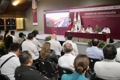 Desde Oaxaca, los gobernadores de esa entidad, Salomón Jara;  el de Veracruz, Cuitláhuac García Jiménez; el Almirante Raymundo Morales Ángeles, Director General del Corredor Interoceánico y Alejandro Encinas Nájera, Subsecretario de Comercio Exterior, se presentó los procesos licitatorios para el establecimiento de los Polos de Desarrollo para el Bienestar del Istmo de Tehuantepec, con el objetivo de exponer a empresarios los beneficios y oportunidades de inversión que se ofrecen para la región Sur-Sureste del país. 