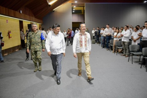 Desde Oaxaca, los gobernadores de esa entidad, Salomón Jara;  el de Veracruz, Cuitláhuac García Jiménez; el Almirante Raymundo Morales Ángeles, Director General del Corredor Interoceánico y Alejandro Encinas Nájera, Subsecretario de Comercio Exterior, se presentó los procesos licitatorios para el establecimiento de los Polos de Desarrollo para el Bienestar del Istmo de Tehuantepec, con el objetivo de exponer a empresarios los beneficios y oportunidades de inversión que se ofrecen para la región Sur-Sureste del país. 