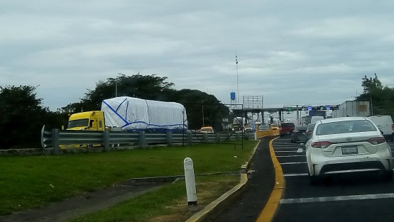 Sigue el traslado de los vagones del Tren Maya por el territorio veracruzano; esta tarde fueron vistos en la caseta de La Antigua, con un fuerte dispositivo de la Guardia Nacional y varias unidades piloto. 