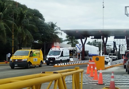 Sigue el traslado de los vagones del Tren Maya por el territorio veracruzano; esta tarde fueron vistos en la caseta de La Antigua, con un fuerte dispositivo de la Guardia Nacional y varias unidades piloto. 