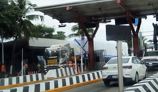 Sigue el traslado de los vagones del Tren Maya por el territorio veracruzano; esta tarde fueron vistos en la caseta de La Antigua, con un fuerte dispositivo de la Guardia Nacional y varias unidades piloto. 