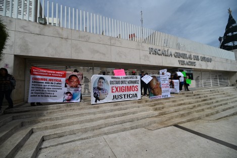 Familiares y amigos de personas que murieron por presuntos abusos policiales dentro del Cuartel Heriberto Jara, se manifestaron frente a la Fiscalía del Estado al grito de -que salga Verónica- exigiendo los atendiera la titular del organismo, Verónica Hernández Guidans.