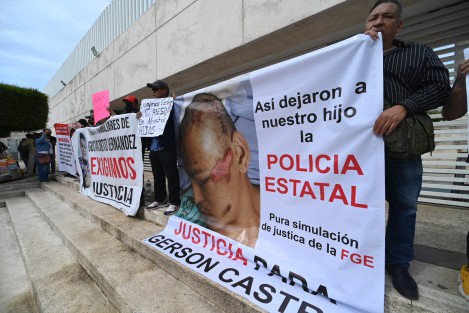Familiares y amigos de personas que murieron por presuntos abusos policiales dentro del Cuartel Heriberto Jara, se manifestaron frente a la Fiscalía del Estado al grito de -que salga Verónica- exigiendo los atendiera la titular del organismo, Verónica Hernández Guidans.