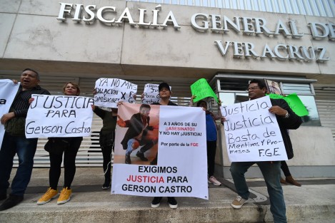 Familiares y amigos de personas que murieron por presuntos abusos policiales dentro del Cuartel Heriberto Jara, se manifestaron frente a la Fiscalía del Estado al grito de -que salga Verónica- exigiendo los atendiera la titular del organismo, Verónica Hernández Guidans.