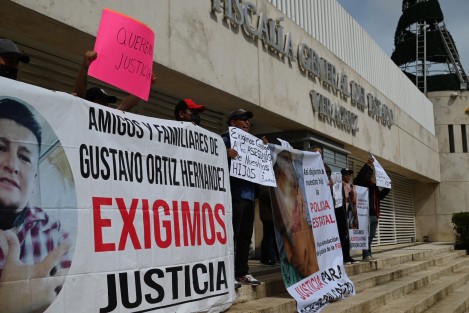 Familiares y amigos de personas que murieron por presuntos abusos policiales dentro del Cuartel Heriberto Jara, se manifestaron frente a la Fiscalía del Estado al grito de -que salga Verónica- exigiendo los atendiera la titular del organismo, Verónica Hernández Guidans.