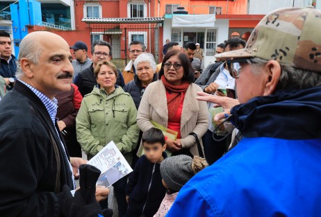 Con 37 obras al mes, 458 durante el presente año, el Ayuntamiento y la Comisión Municipal de Agua Potable y Saneamiento (CMAS) romperán récord de obra pública en beneficio de la ciudadanía, afirmó el presidente municipal Ricardo Ahued Bardahuil durante una gira de trabajo por las colonias Revolución, Lucas Martín y El Naranjal. 