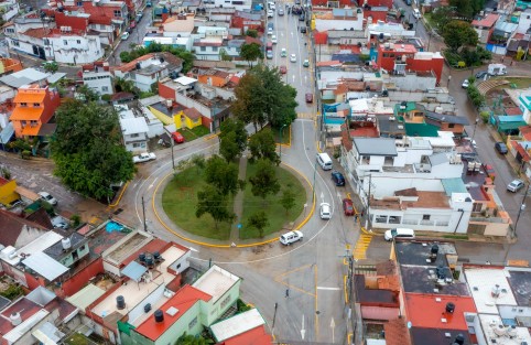 Con 37 obras al mes, 458 durante el presente año, el Ayuntamiento y la Comisión Municipal de Agua Potable y Saneamiento (CMAS) romperán récord de obra pública en beneficio de la ciudadanía, afirmó el presidente municipal Ricardo Ahued Bardahuil durante una gira de trabajo por las colonias Revolución, Lucas Martín y El Naranjal. 