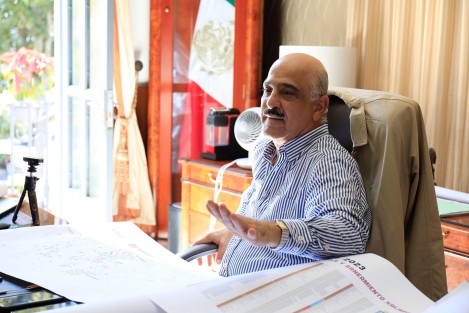  gobernador es un benefactor de Xalapa y agradecemos la obra histórica que realiza en la ciudad, pero también exigimos que la Secretaría de Infraestructura y Obras Públicas (SIOP) no le falle al Ejecutivo. Se debe hacer lo necesario para que la empresa a cargo de la obra en la avenida Lázaro Cárdenas acelere los trabajos, afirmó el presidente municipal Ricardo Ahued Bardahuil.